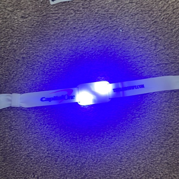 Light up bracelet from the Eras tour that still lights up - Picture 3 of 3